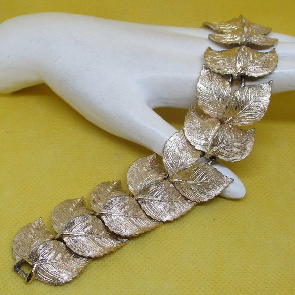 Vintage ART BRACELET HEAVY Signed Art Gold Tone Bracelet Gold Tone Leaves - Picture 1 of 15